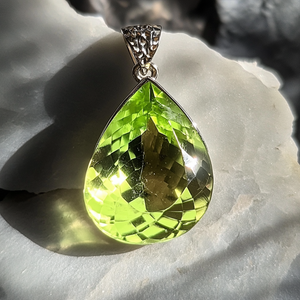 2.20 CT Vivid Green Peridot Gem - - Image 1