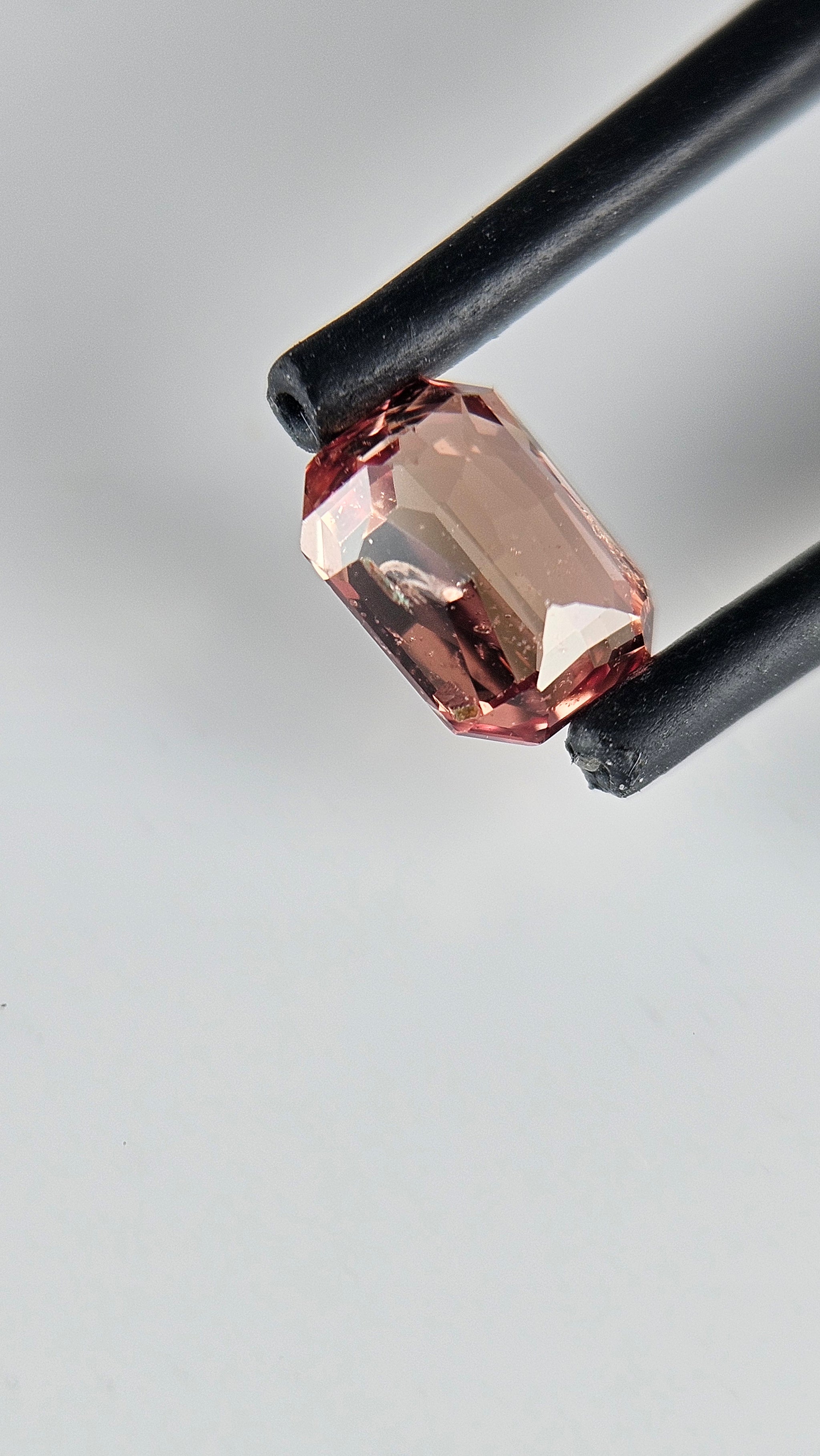 AIG certificate 0.99 ct Natural Padparacha Sapphire