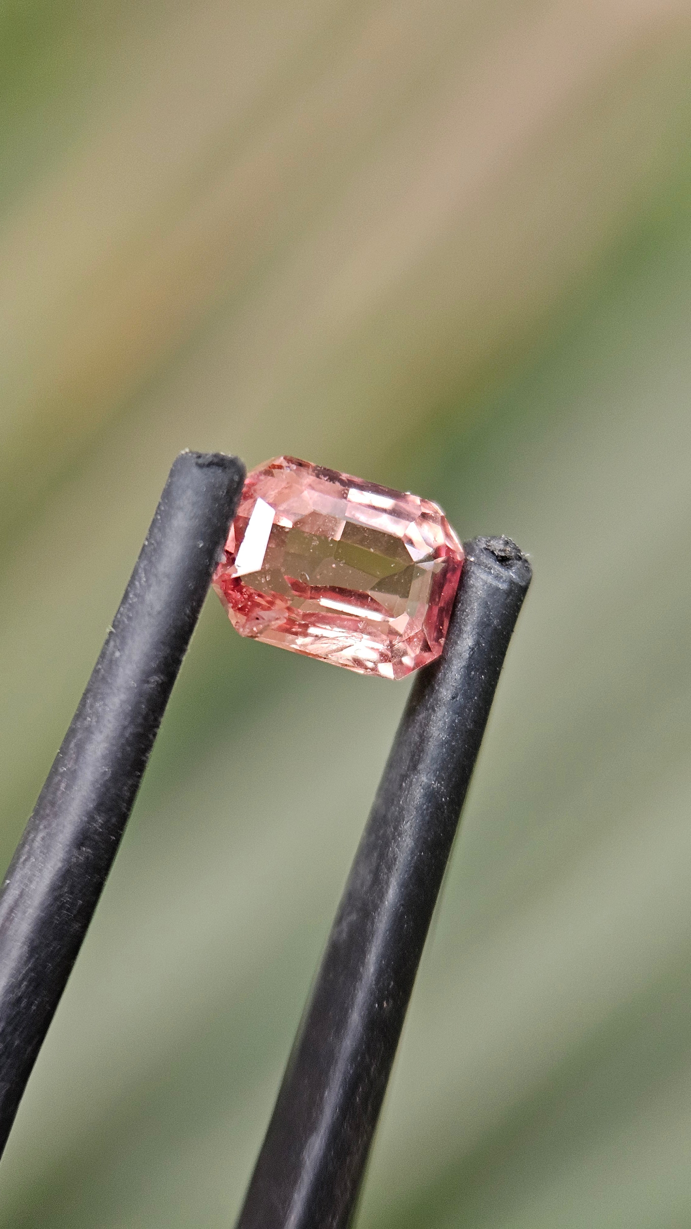 AIG certificate 0.99 ct Natural Padparacha Sapphire