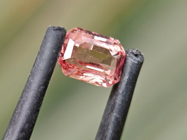 AIG certificate 0.99 ct Natural Padparacha Sapphire