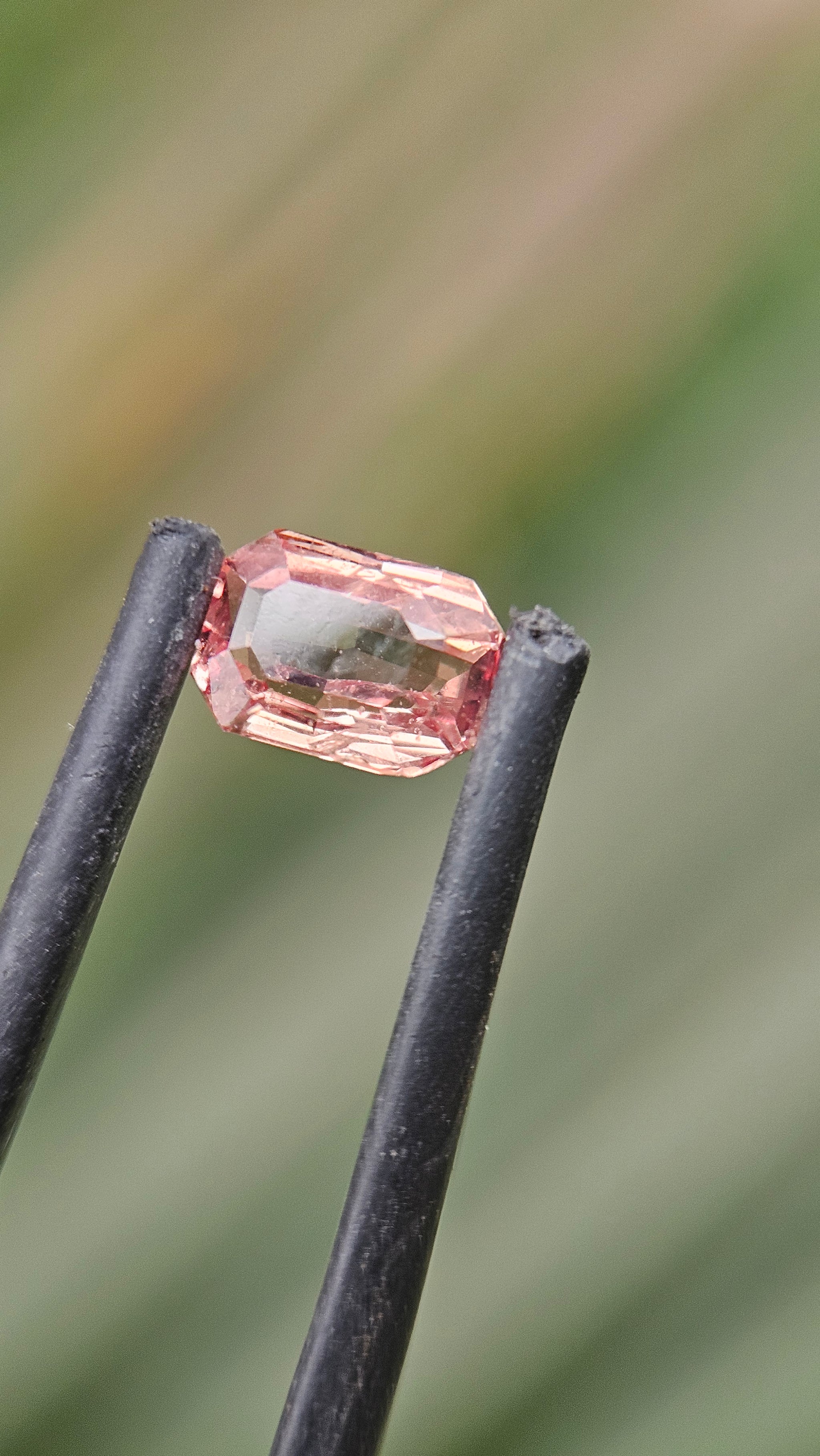 AIG certificate 0.99 ct Natural Padparacha Sapphire